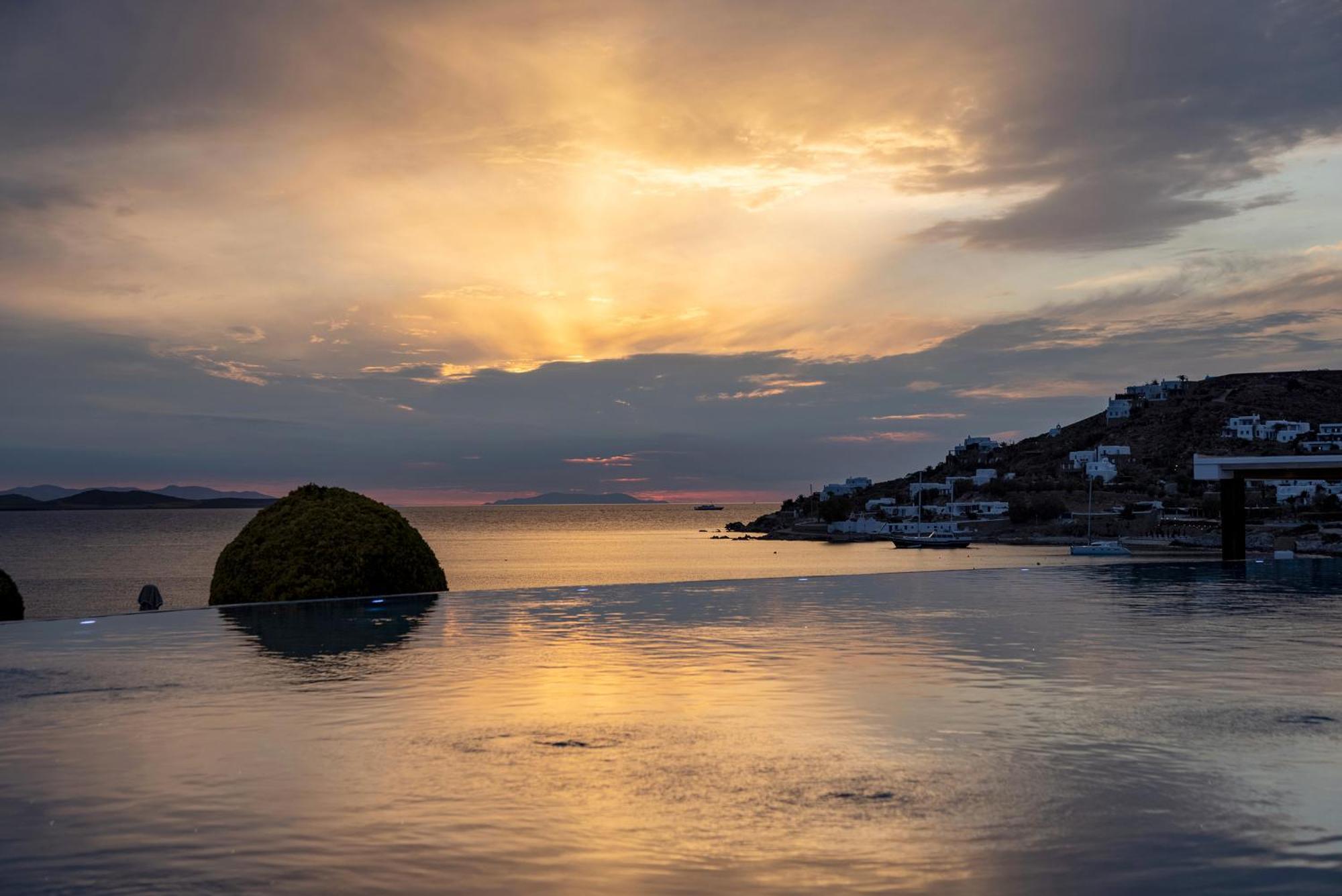 Saint John Hotel Villas & Spa Agios Ioannis Diakoftis Eksteriør billede Sunset over the bay