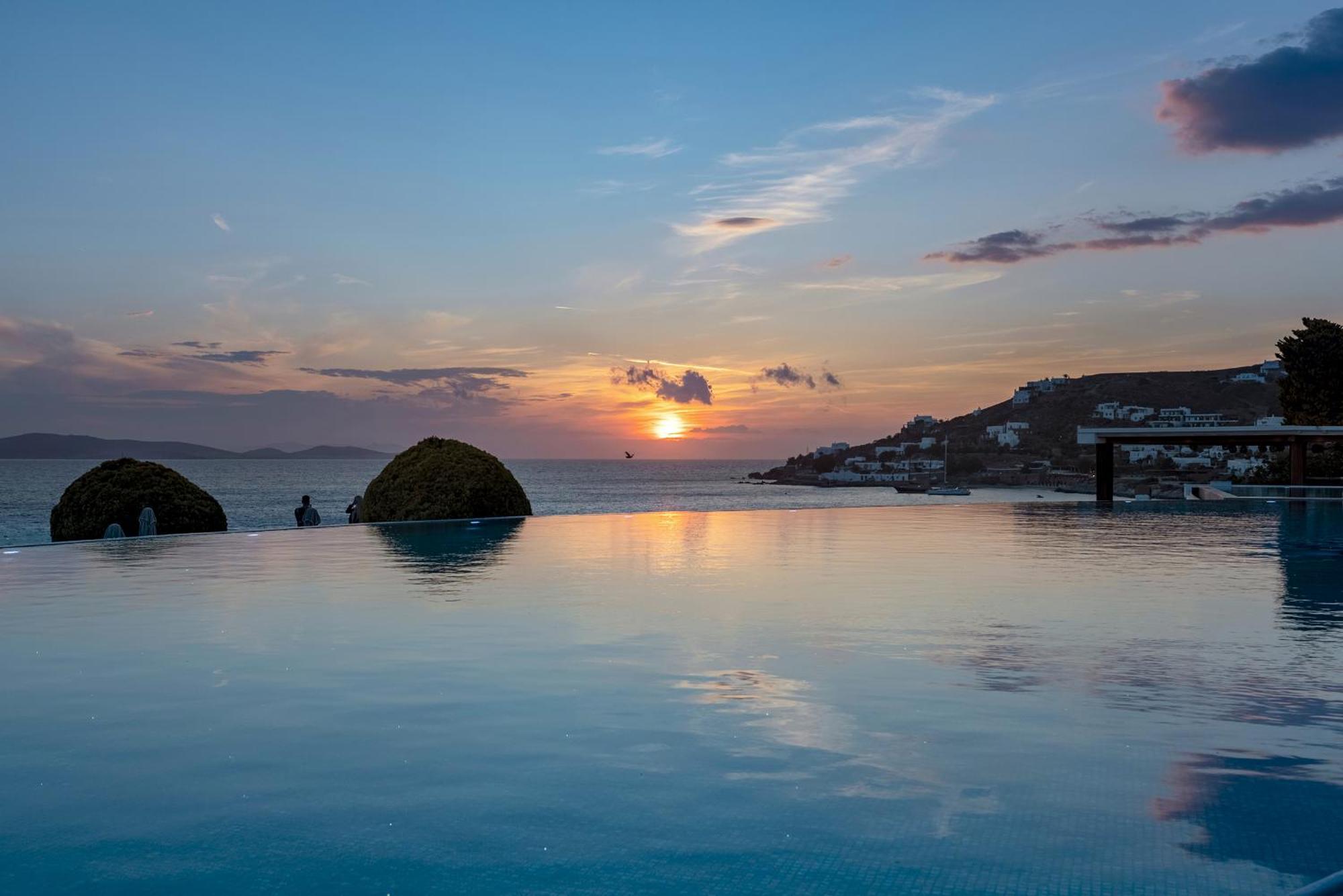 Saint John Hotel Villas & Spa Agios Ioannis Diakoftis Eksteriør billede Sunset at the pool