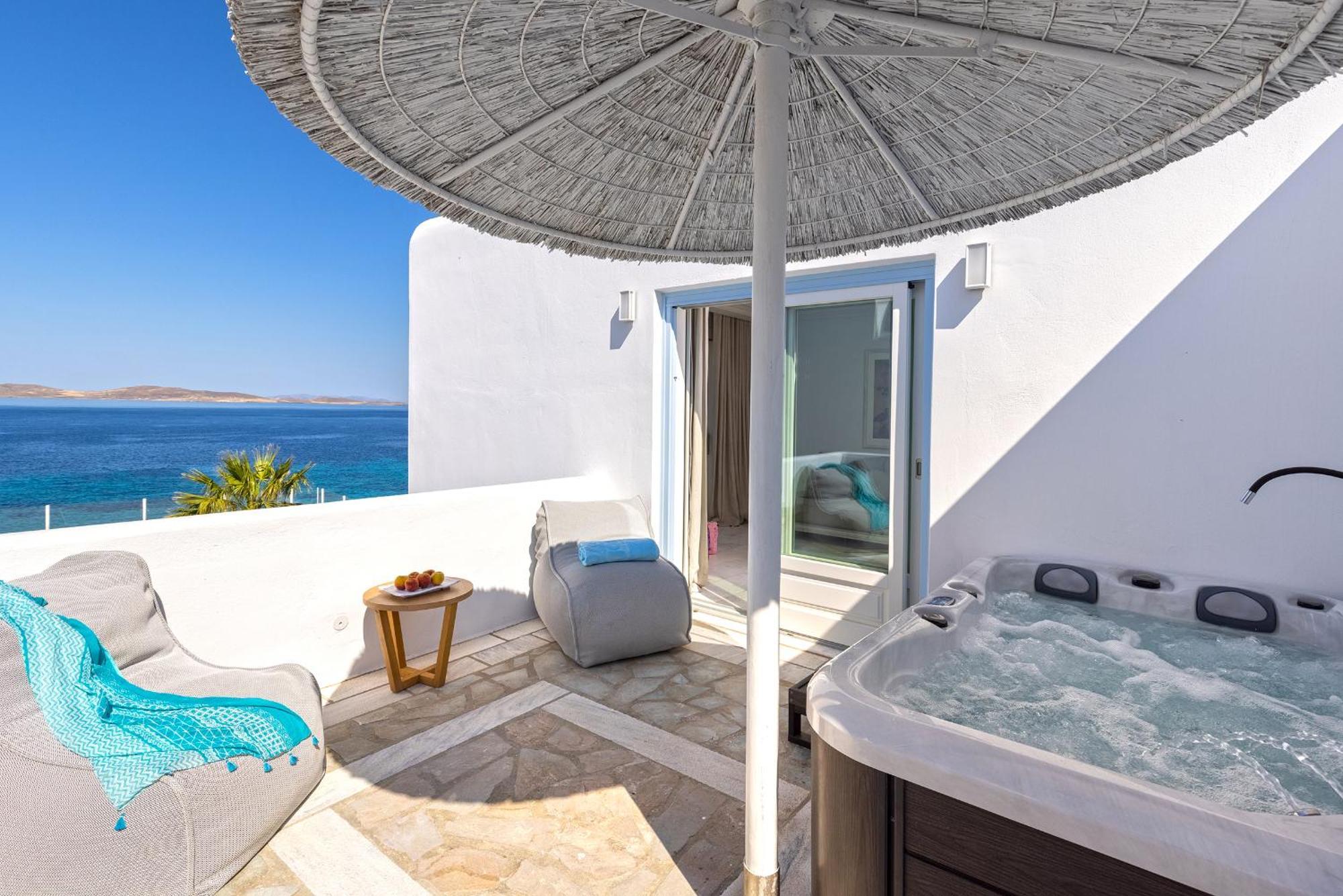 Saint John Hotel Villas & Spa Agios Ioannis Diakoftis Eksteriør billede A private hot tub at a hotel in Mykonos, Greece