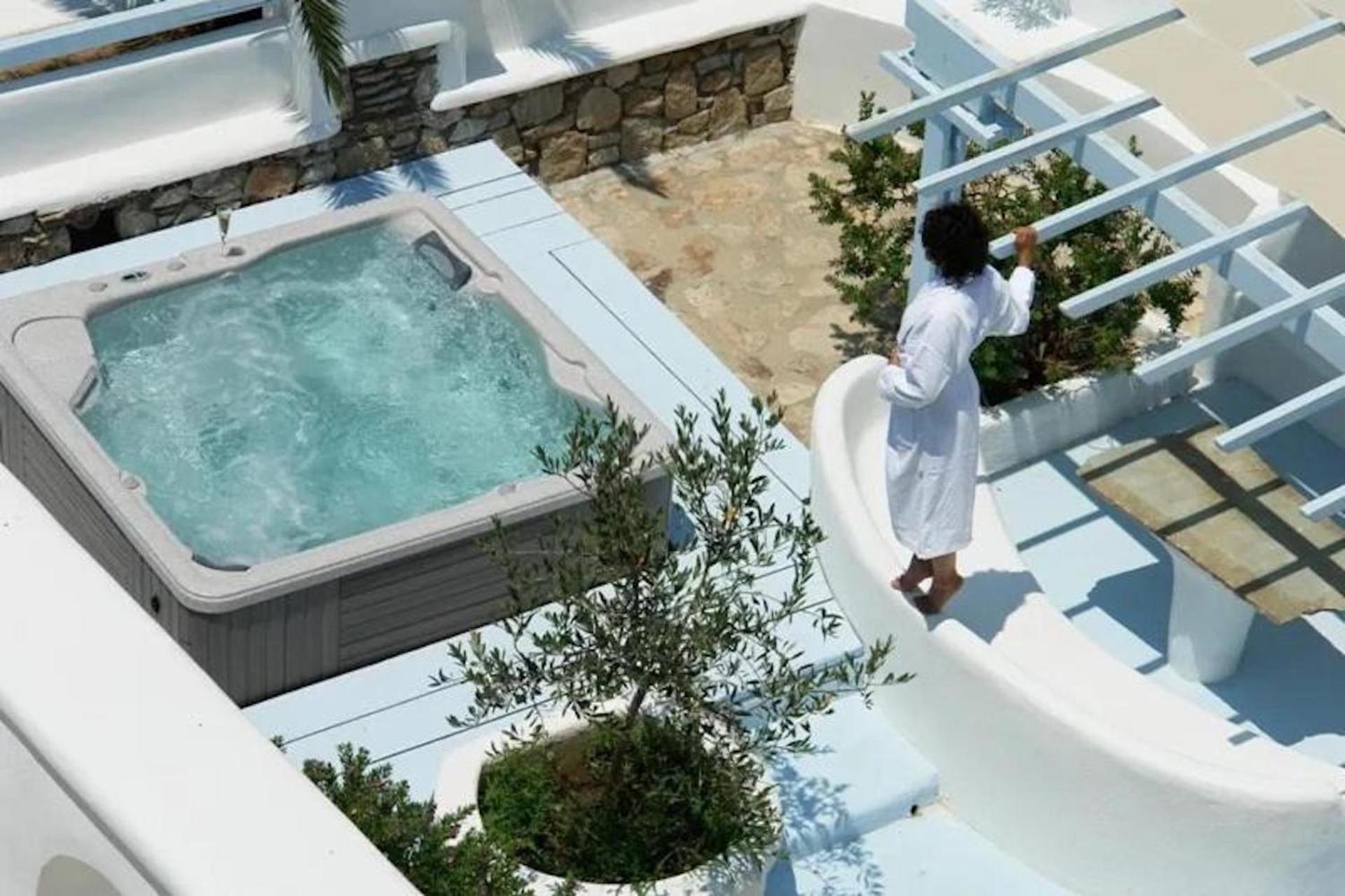 Saint John Hotel Villas & Spa Agios Ioannis Diakoftis Eksteriør billede A hot tub in Mykonos, Greece